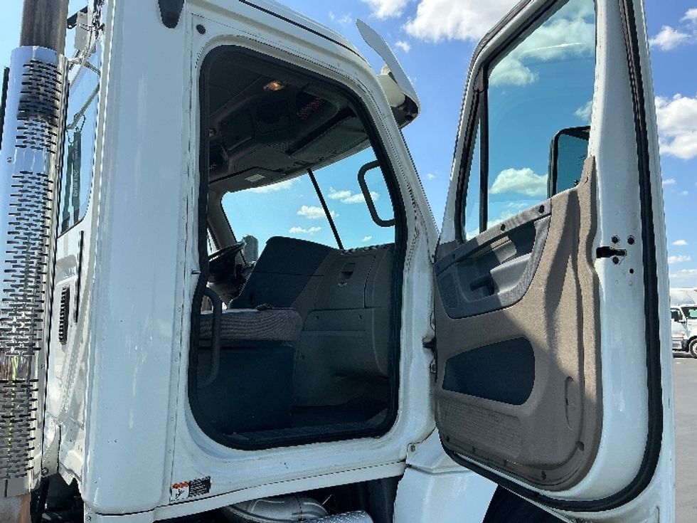 Day Cab Tractor-Heavy Duty Tractors-Freightliner-2017-Cascadia 12564ST-Stockton-CA-471,358\n\t\tmiles-$ 31,500 - Image 12