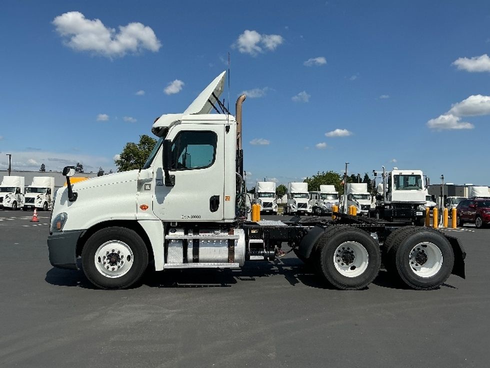 Day Cab Tractor-Heavy Duty Tractors-Freightliner-2017-Cascadia 12564ST-Stockton-CA-471,358\n\t\tmiles-$ 31,500 - Image 4