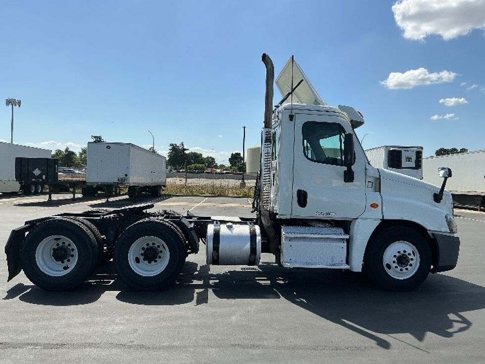 Day Cab Tractor-Heavy Duty Tractors-Freightliner-2017-Cascadia 12564ST-Stockton-CA-471,358\n\t\tmiles-$ 31,500 - Image 8