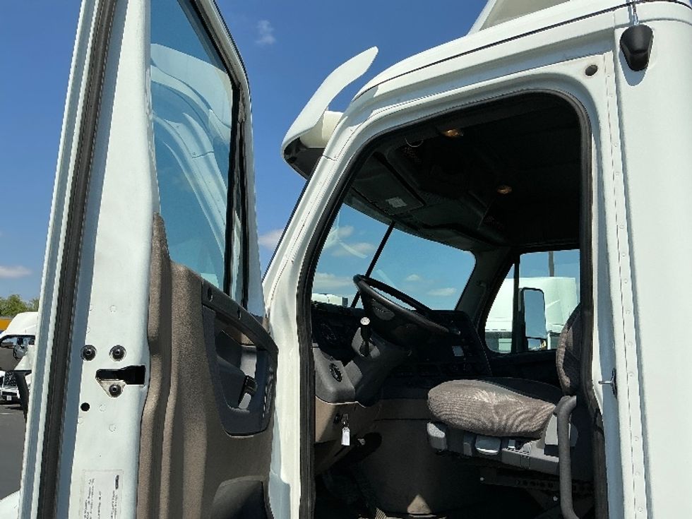 Day Cab Tractor-Heavy Duty Tractors-Freightliner-2017-Cascadia 12564ST-Stockton-CA-471,358\n\t\tmiles-$ 31,500 - Image 9