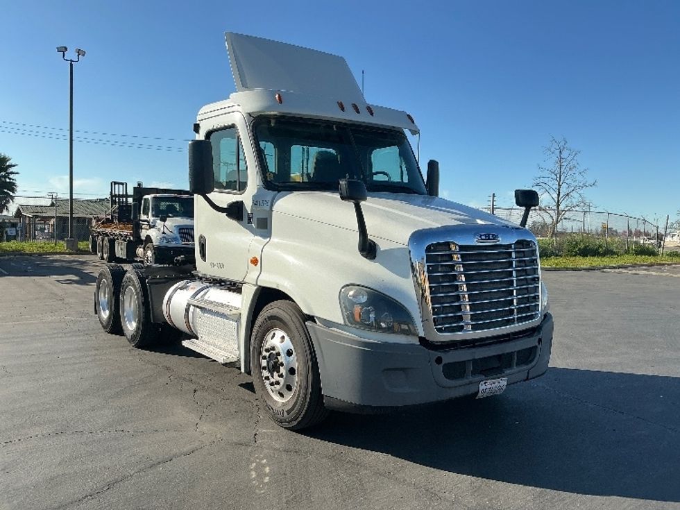 Day Cab Tractor-Heavy Duty Tractors-Freightliner-2017-Cascadia 12564ST-Stockton-CA-485,777\n\t\tmiles-$ 32,500 - Image 1