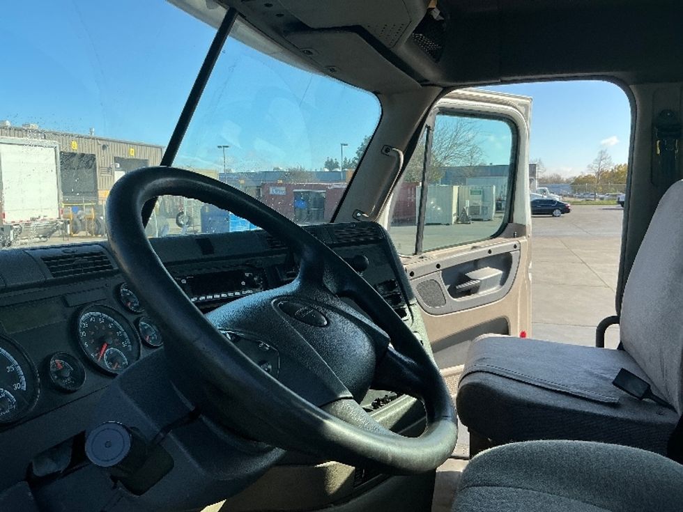 Day Cab Tractor-Heavy Duty Tractors-Freightliner-2017-Cascadia 12564ST-Stockton-CA-485,777\n\t\tmiles-$ 32,500 - Image 10