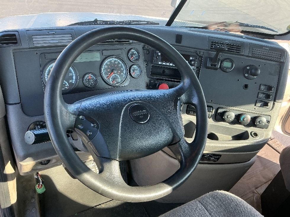 Day Cab Tractor-Heavy Duty Tractors-Freightliner-2017-Cascadia 12564ST-Stockton-CA-485,777\n\t\tmiles-$ 32,500 - Image 11