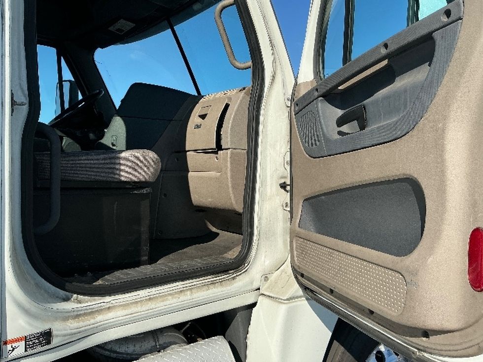 Day Cab Tractor-Heavy Duty Tractors-Freightliner-2017-Cascadia 12564ST-Stockton-CA-485,777\n\t\tmiles-$ 32,500 - Image 12