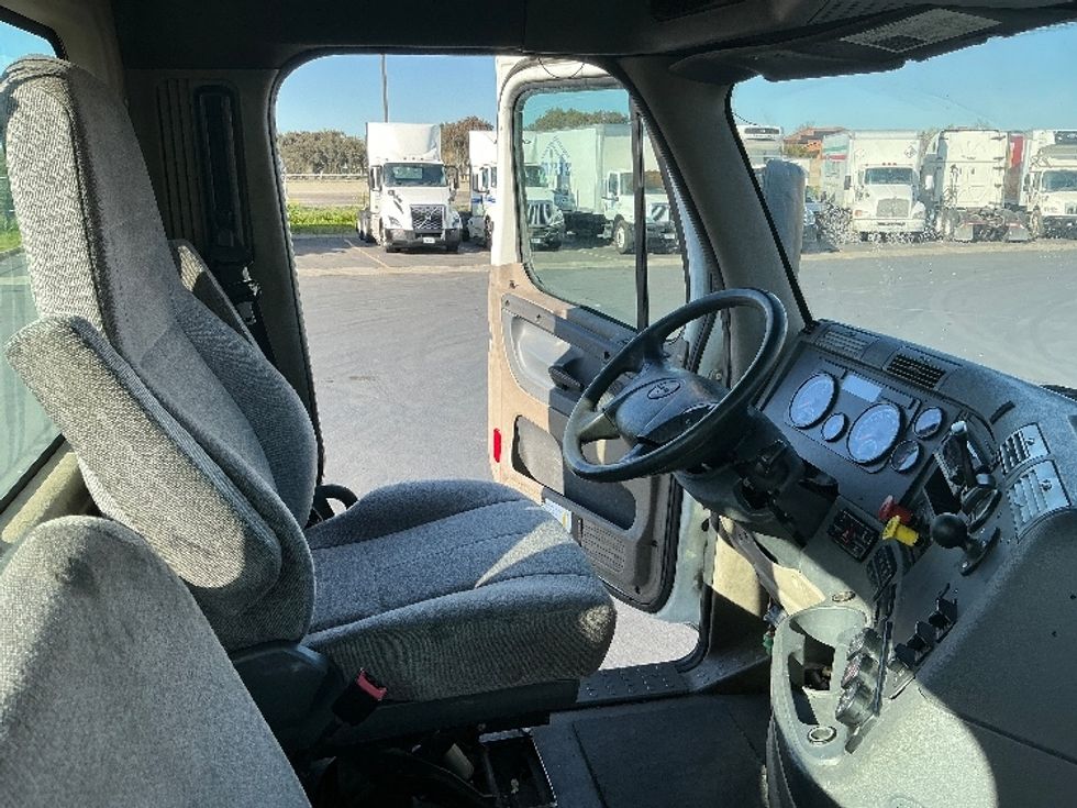 Day Cab Tractor-Heavy Duty Tractors-Freightliner-2017-Cascadia 12564ST-Stockton-CA-485,777\n\t\tmiles-$ 32,500 - Image 14
