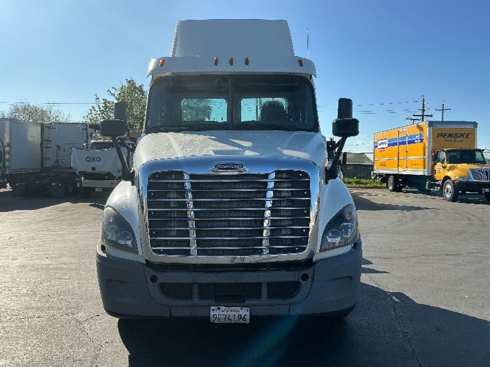 Day Cab Tractor-Heavy Duty Tractors-Freightliner-2017-Cascadia 12564ST-Stockton-CA-485,777\n\t\tmiles-$ 32,500 - Image 2
