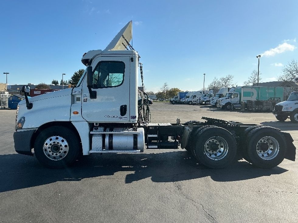 Day Cab Tractor-Heavy Duty Tractors-Freightliner-2017-Cascadia 12564ST-Stockton-CA-485,777\n\t\tmiles-$ 32,500 - Image 4