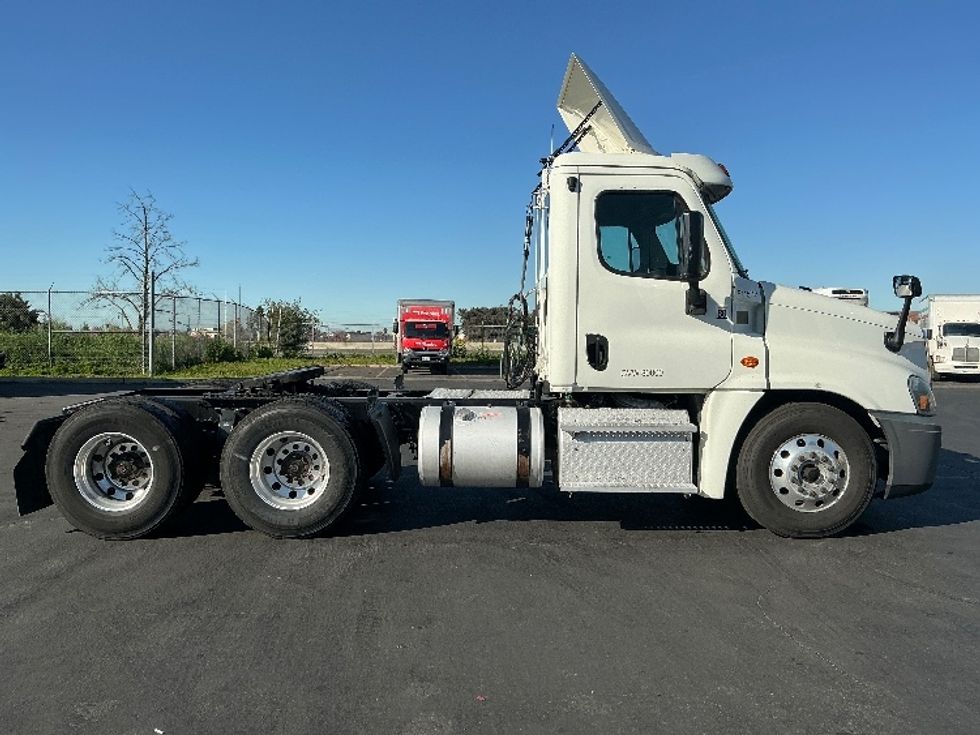 Day Cab Tractor-Heavy Duty Tractors-Freightliner-2017-Cascadia 12564ST-Stockton-CA-485,777\n\t\tmiles-$ 32,500 - Image 8