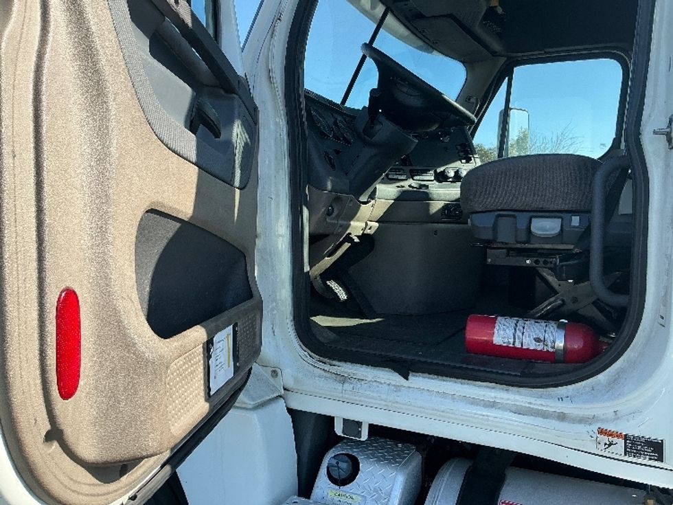 Day Cab Tractor-Heavy Duty Tractors-Freightliner-2017-Cascadia 12564ST-Stockton-CA-485,777\n\t\tmiles-$ 32,500 - Image 9