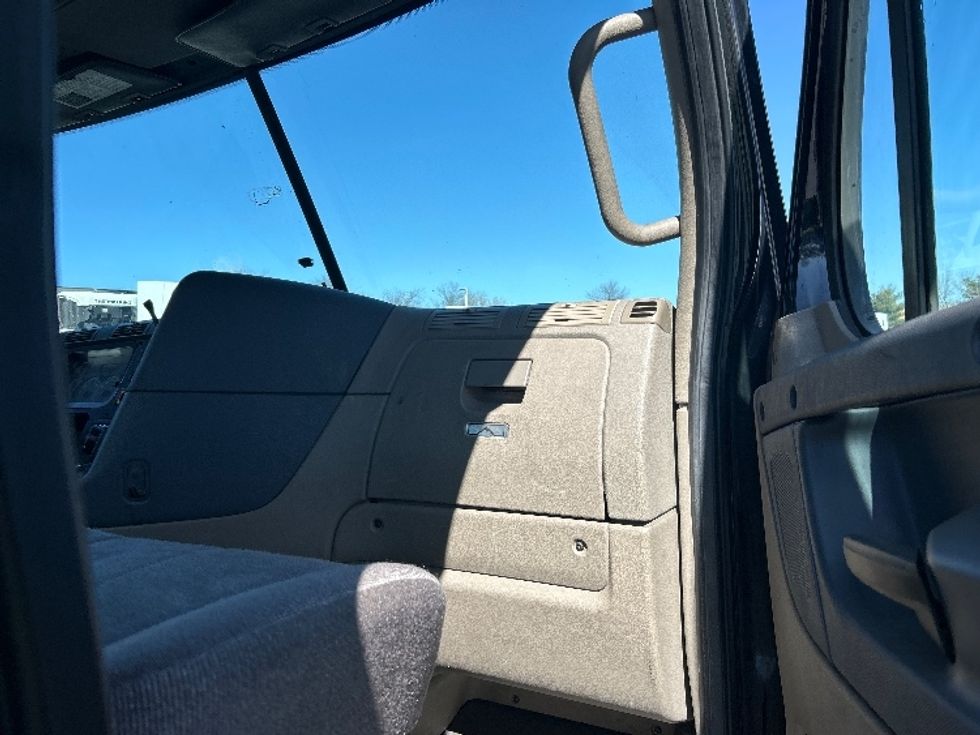 Day Cab Tractor-Heavy Duty Tractors-Freightliner-2017-Cascadia 12564ST-Swedesboro-NJ-544,003\n\t\tmiles-$ 27,000 - Image 12