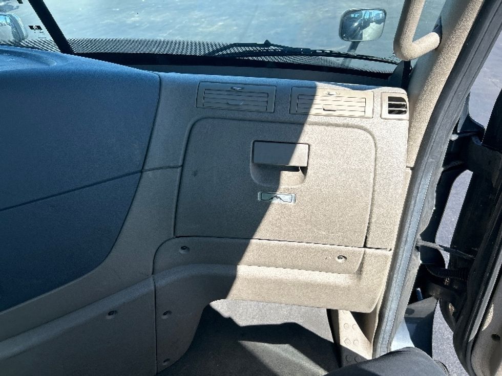 Day Cab Tractor-Heavy Duty Tractors-Freightliner-2017-Cascadia 12564ST-Swedesboro-NJ-544,003\n\t\tmiles-$ 27,000 - Image 13