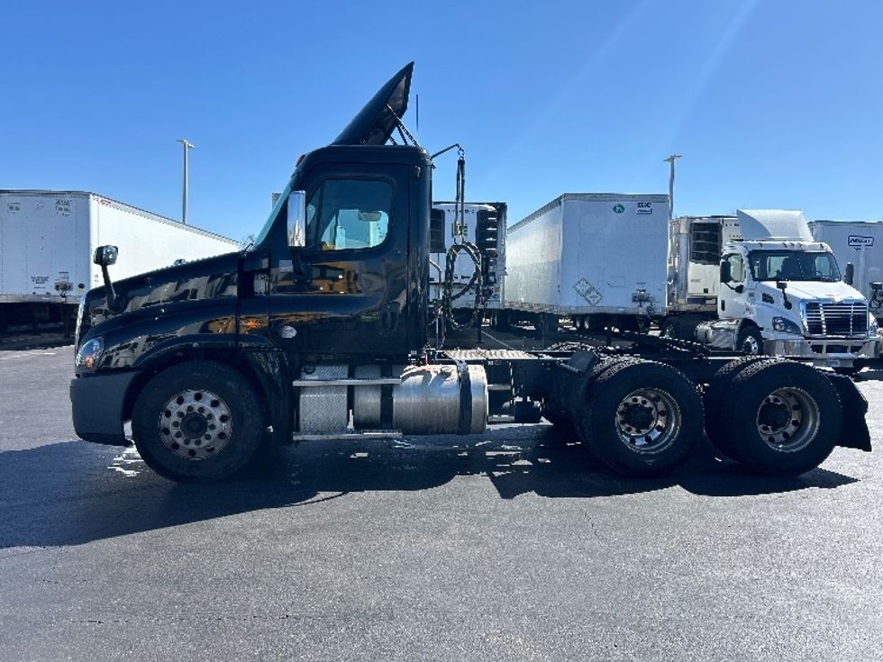 Day Cab Tractor-Heavy Duty Tractors-Freightliner-2017-Cascadia 12564ST-Swedesboro-NJ-544,003\n\t\tmiles-$ 27,000 - Image 4