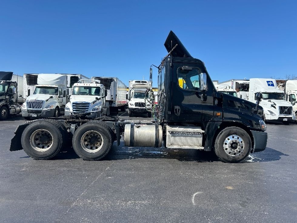 Day Cab Tractor-Heavy Duty Tractors-Freightliner-2017-Cascadia 12564ST-Swedesboro-NJ-544,003\n\t\tmiles-$ 27,000 - Image 8