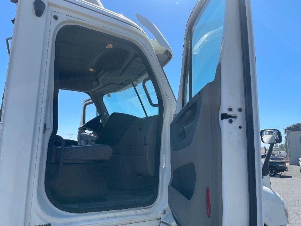 Day Cab Tractor-Heavy Duty Tractors-Freightliner-2017-Cascadia 12564ST-Tacoma-WA-316,175\n\t\tmiles-$ 51,500 - Image 12