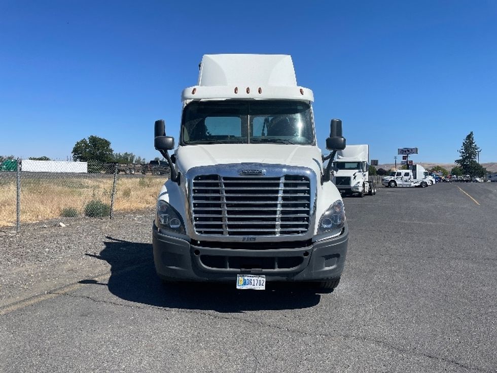 Day Cab Tractor-Heavy Duty Tractors-Freightliner-2017-Cascadia 12564ST-Tacoma-WA-316,175\n\t\tmiles-$ 51,500 - Image 2