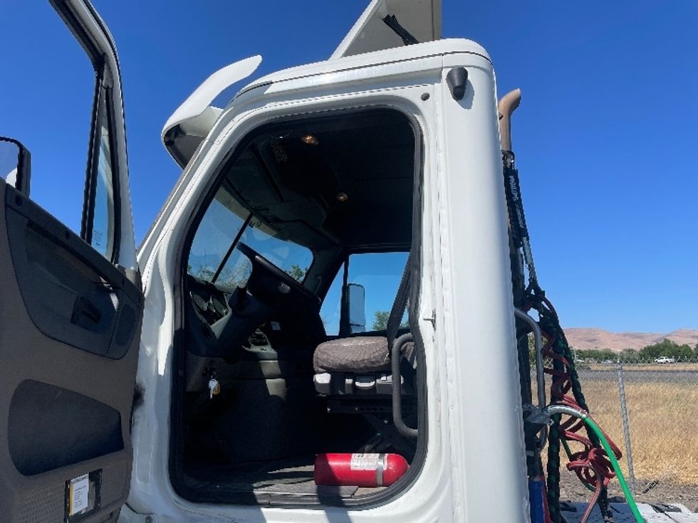 Day Cab Tractor-Heavy Duty Tractors-Freightliner-2017-Cascadia 12564ST-Tacoma-WA-316,175\n\t\tmiles-$ 51,500 - Image 9