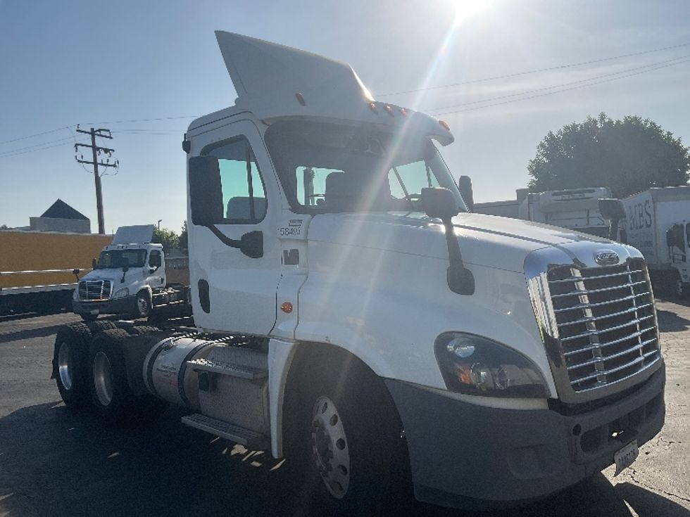 Day Cab Tractor-Heavy Duty Tractors-Freightliner-2017-Cascadia 12564ST-Torrance-CA-479,024\n\t\tmiles-$ 29,750 - Image 1