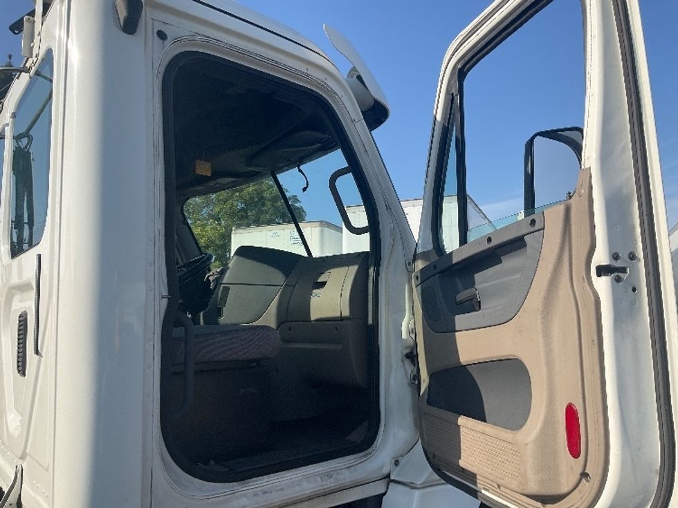 Day Cab Tractor-Heavy Duty Tractors-Freightliner-2017-Cascadia 12564ST-Torrance-CA-479,024\n\t\tmiles-$ 29,750 - Image 12