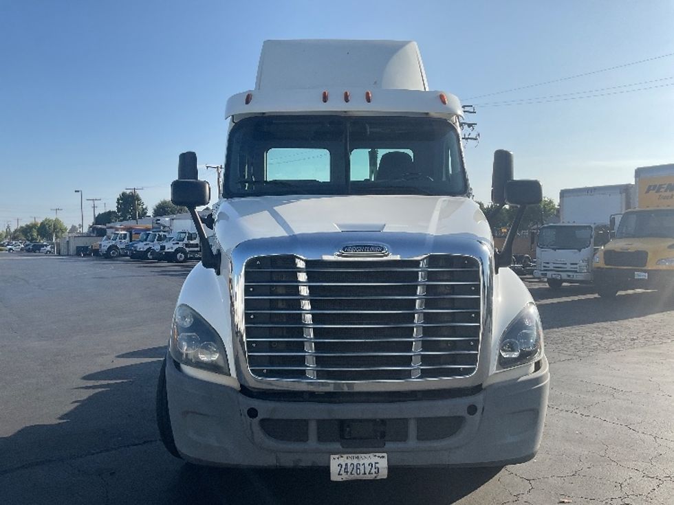 Day Cab Tractor-Heavy Duty Tractors-Freightliner-2017-Cascadia 12564ST-Torrance-CA-479,024\n\t\tmiles-$ 29,750 - Image 2