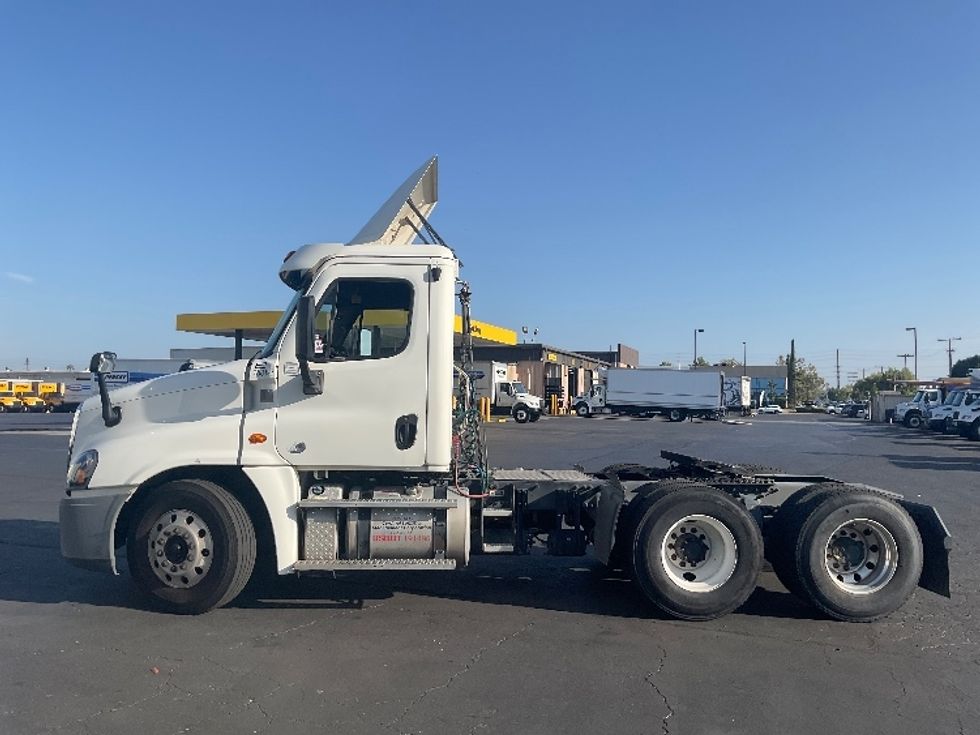 Day Cab Tractor-Heavy Duty Tractors-Freightliner-2017-Cascadia 12564ST-Torrance-CA-479,024\n\t\tmiles-$ 29,750 - Image 4