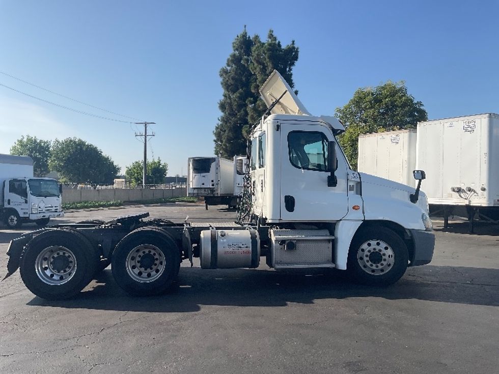 Day Cab Tractor-Heavy Duty Tractors-Freightliner-2017-Cascadia 12564ST-Torrance-CA-479,024\n\t\tmiles-$ 29,750 - Image 8