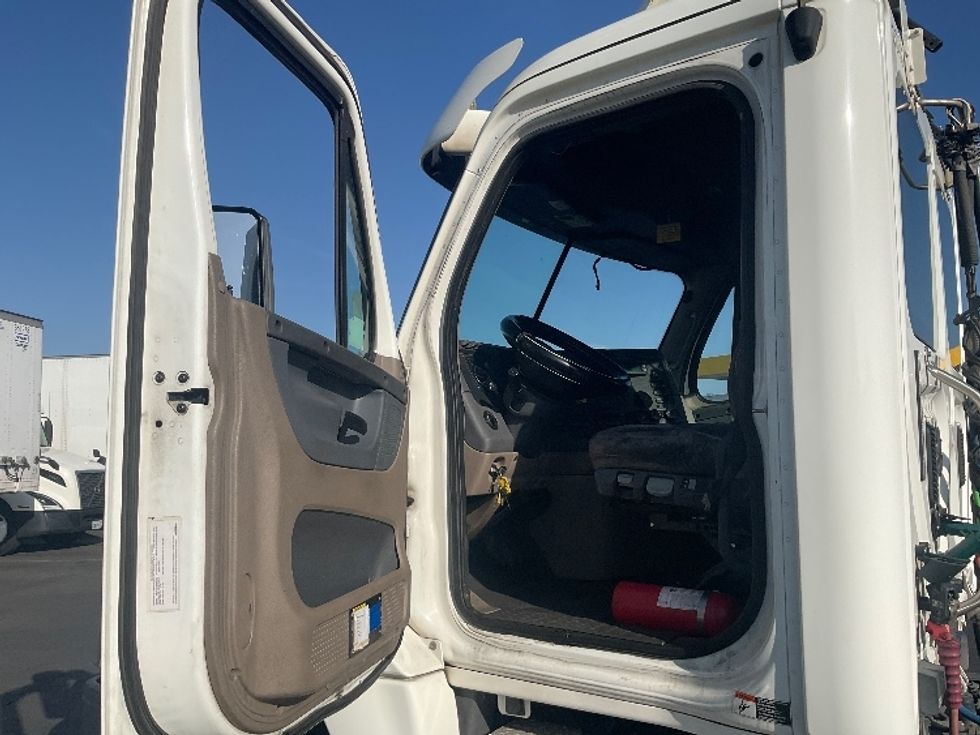 Day Cab Tractor-Heavy Duty Tractors-Freightliner-2017-Cascadia 12564ST-Torrance-CA-479,024\n\t\tmiles-$ 29,750 - Image 9