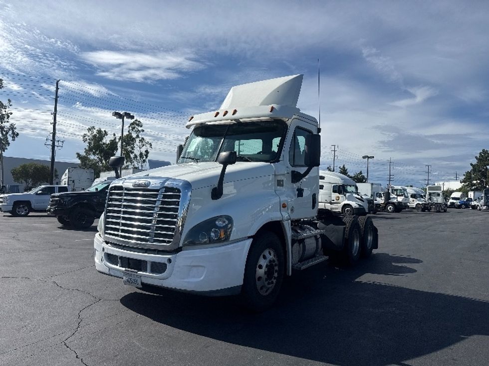 Day Cab Tractor-Heavy Duty Tractors-Freightliner-2017-Cascadia 12564ST-Torrance-CA-565,278\n\t\tmiles-$ 26,750 - Image 1