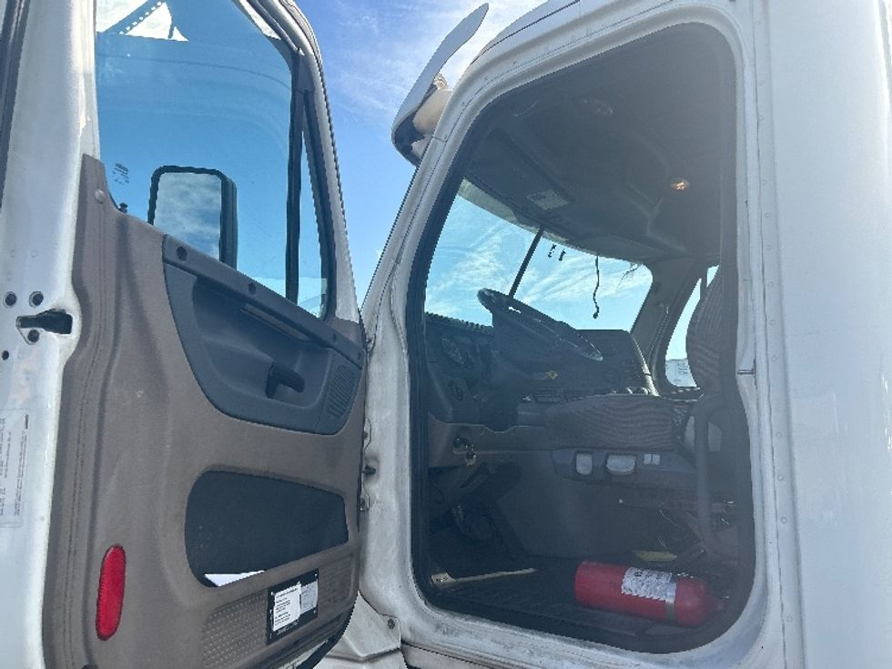 Day Cab Tractor-Heavy Duty Tractors-Freightliner-2017-Cascadia 12564ST-Torrance-CA-565,278\n\t\tmiles-$ 26,750 - Image 10