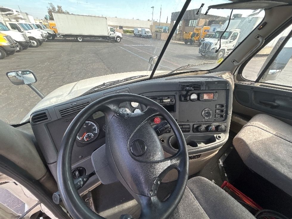 Day Cab Tractor-Heavy Duty Tractors-Freightliner-2017-Cascadia 12564ST-Torrance-CA-565,278\n\t\tmiles-$ 26,750 - Image 12