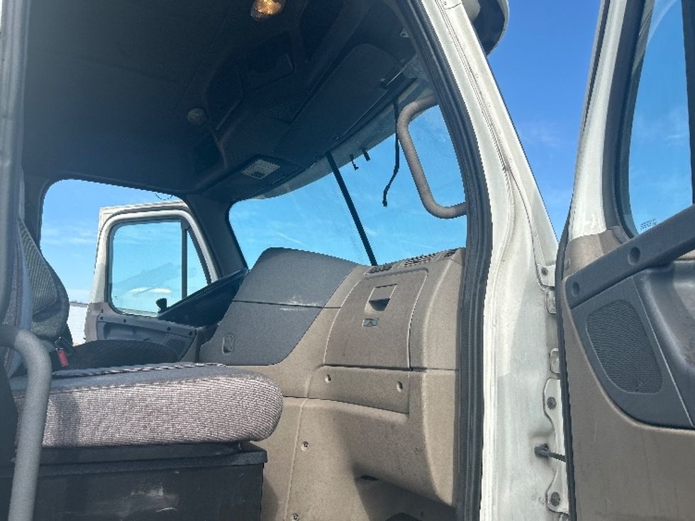 Day Cab Tractor-Heavy Duty Tractors-Freightliner-2017-Cascadia 12564ST-Torrance-CA-565,278\n\t\tmiles-$ 26,750 - Image 13