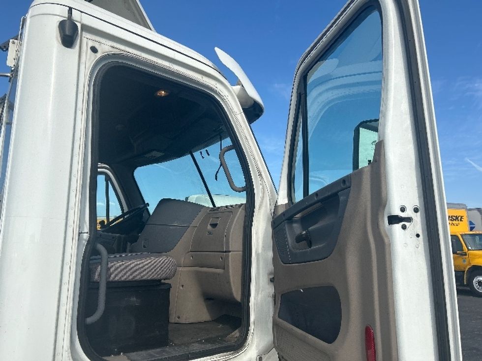Day Cab Tractor-Heavy Duty Tractors-Freightliner-2017-Cascadia 12564ST-Torrance-CA-565,278\n\t\tmiles-$ 26,750 - Image 14