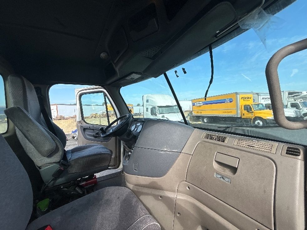 Day Cab Tractor-Heavy Duty Tractors-Freightliner-2017-Cascadia 12564ST-Torrance-CA-565,278\n\t\tmiles-$ 26,750 - Image 15