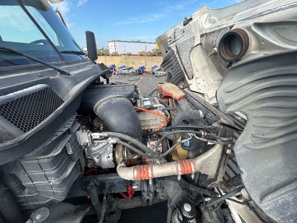 Day Cab Tractor-Heavy Duty Tractors-Freightliner-2017-Cascadia 12564ST-Torrance-CA-565,278\n\t\tmiles-$ 26,750 - Image 18