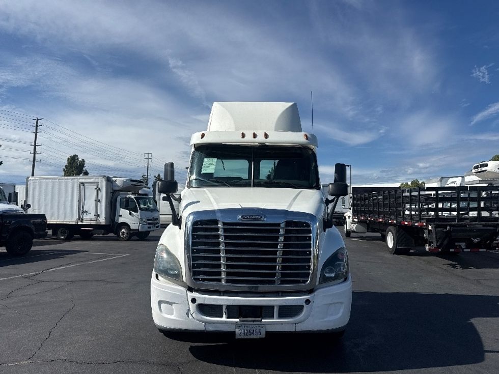 Day Cab Tractor-Heavy Duty Tractors-Freightliner-2017-Cascadia 12564ST-Torrance-CA-565,278\n\t\tmiles-$ 26,750 - Image 2