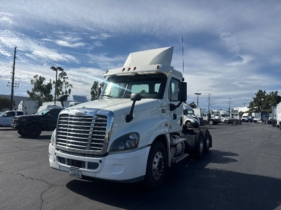 Day Cab Tractor-Heavy Duty Tractors-Freightliner-2017-Cascadia 12564ST-Torrance-CA-565,278\n\t\tmiles-$ 26,750 - Image 3