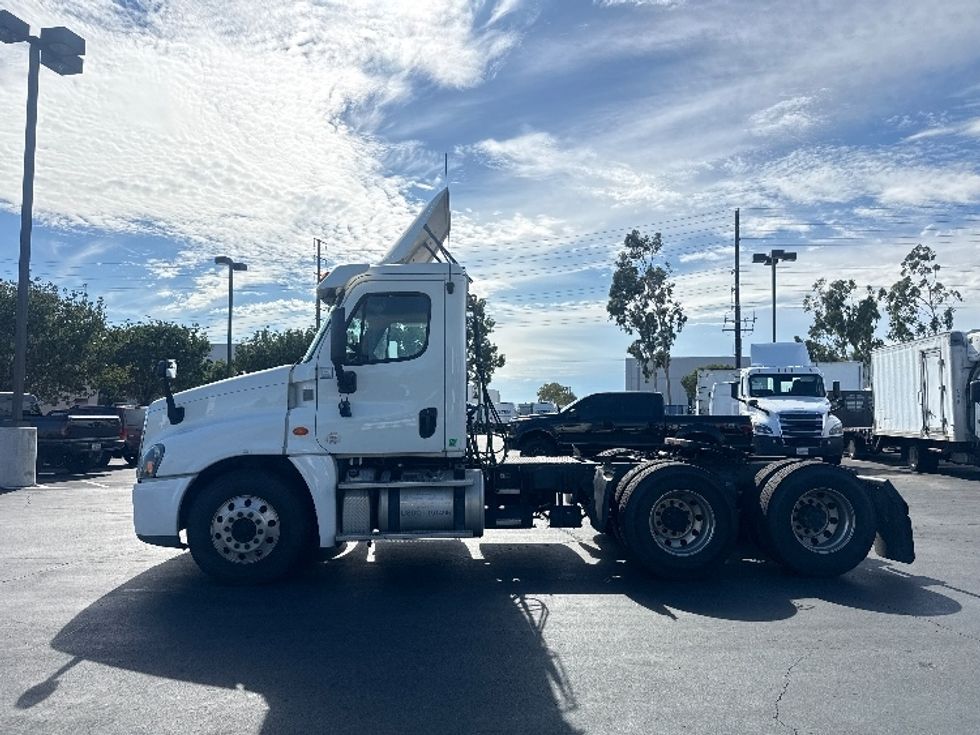 Day Cab Tractor-Heavy Duty Tractors-Freightliner-2017-Cascadia 12564ST-Torrance-CA-565,278\n\t\tmiles-$ 26,750 - Image 4