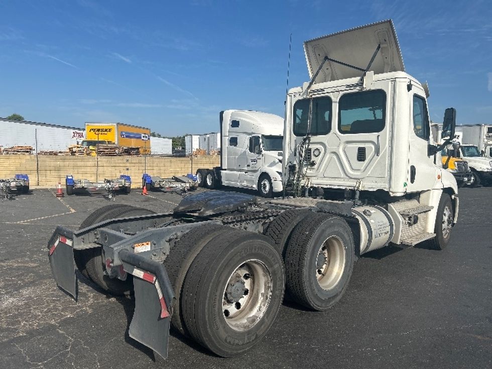 Day Cab Tractor-Heavy Duty Tractors-Freightliner-2017-Cascadia 12564ST-Torrance-CA-565,278\n\t\tmiles-$ 26,750 - Image 5