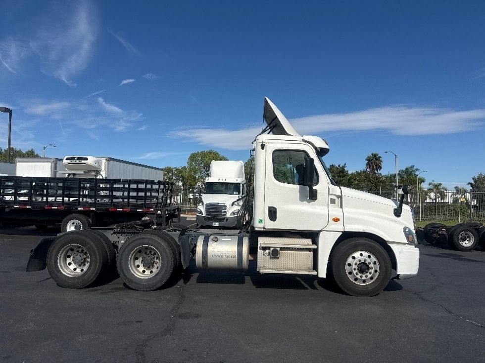 Day Cab Tractor-Heavy Duty Tractors-Freightliner-2017-Cascadia 12564ST-Torrance-CA-565,278\n\t\tmiles-$ 26,750 - Image 8