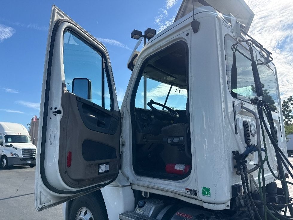 Day Cab Tractor-Heavy Duty Tractors-Freightliner-2017-Cascadia 12564ST-Torrance-CA-565,278\n\t\tmiles-$ 26,750 - Image 9