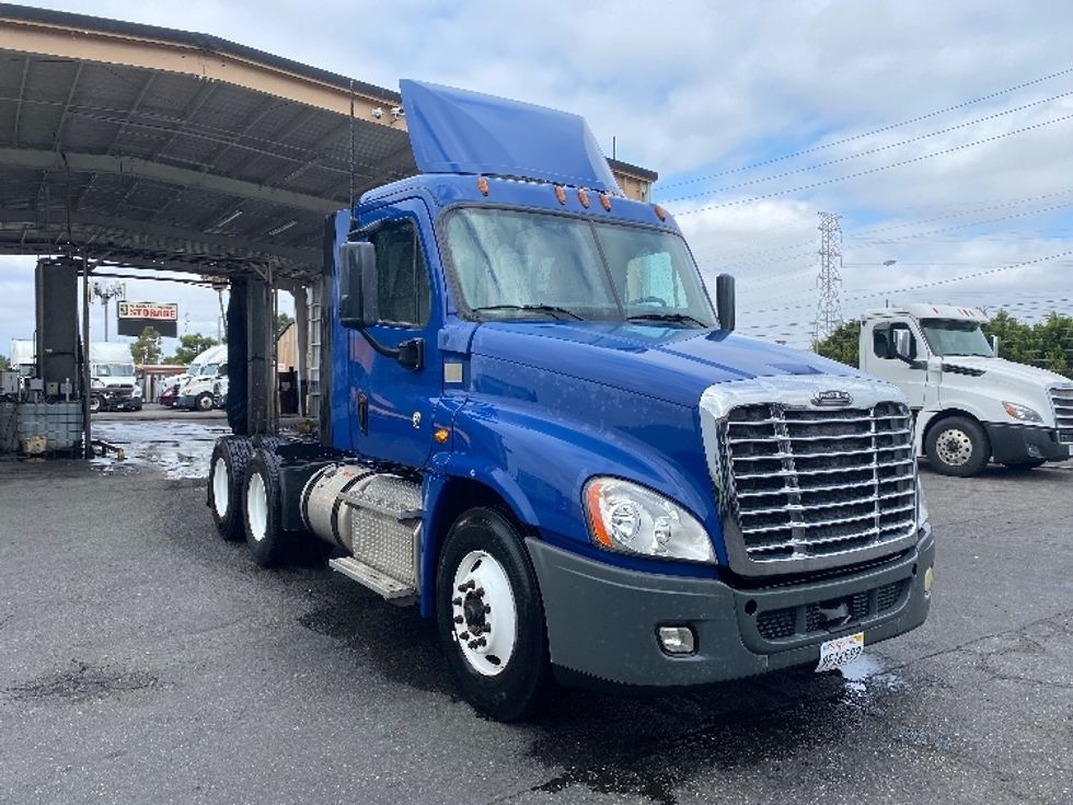 Day Cab Tractor-Heavy Duty Tractors-Freightliner-2017-Cascadia 12564ST-Torrance-CA-60,080\n\t\tmiles-$ 37,250 - Image 1