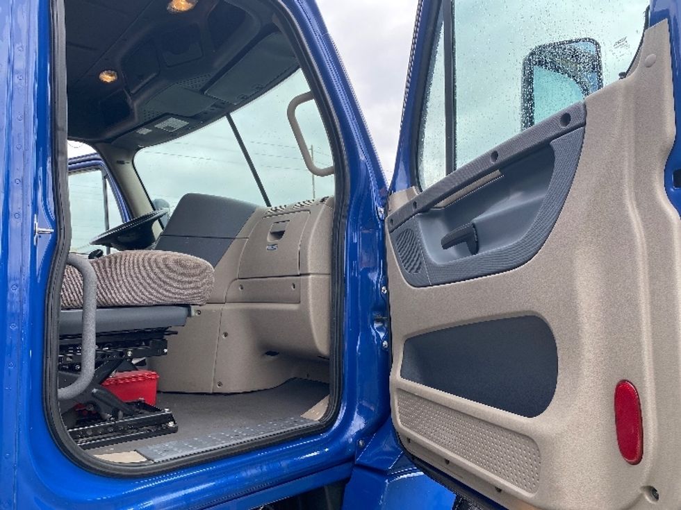 Day Cab Tractor-Heavy Duty Tractors-Freightliner-2017-Cascadia 12564ST-Torrance-CA-60,080\n\t\tmiles-$ 37,250 - Image 12