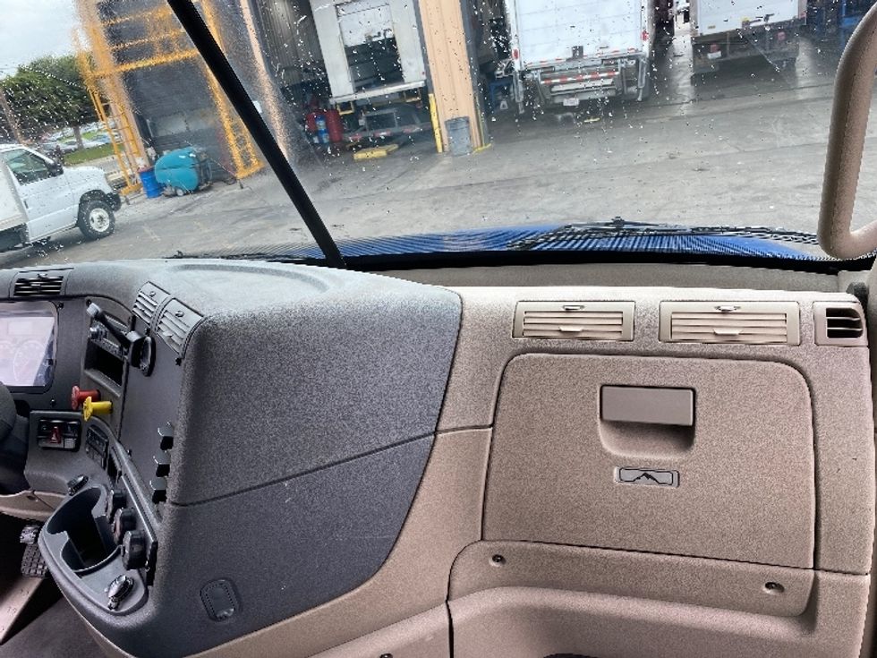 Day Cab Tractor-Heavy Duty Tractors-Freightliner-2017-Cascadia 12564ST-Torrance-CA-60,080\n\t\tmiles-$ 37,250 - Image 13