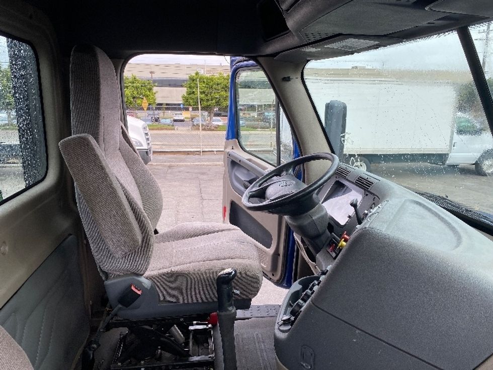 Day Cab Tractor-Heavy Duty Tractors-Freightliner-2017-Cascadia 12564ST-Torrance-CA-60,080\n\t\tmiles-$ 37,250 - Image 14