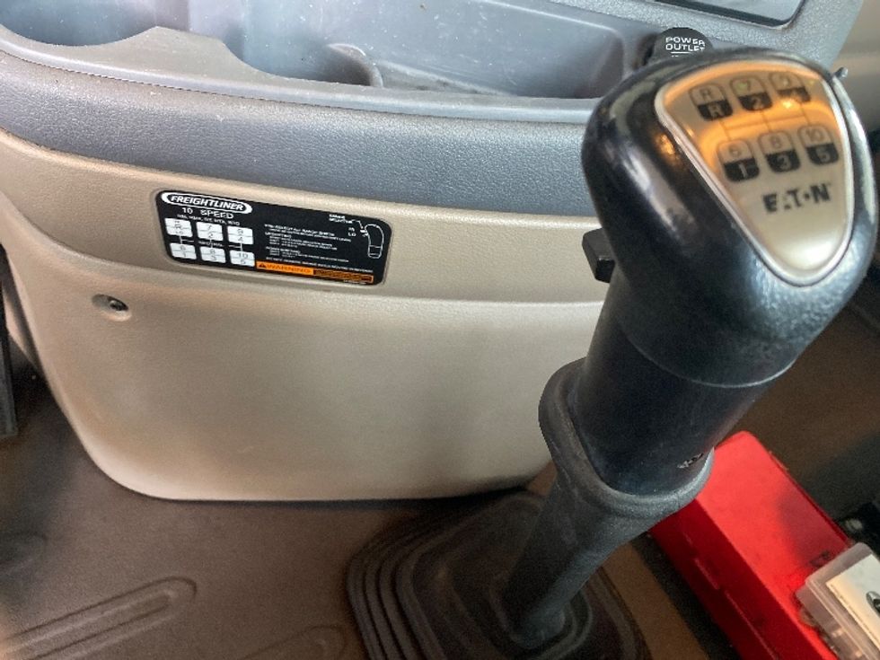 Day Cab Tractor-Heavy Duty Tractors-Freightliner-2017-Cascadia 12564ST-Torrance-CA-60,080\n\t\tmiles-$ 37,250 - Image 17