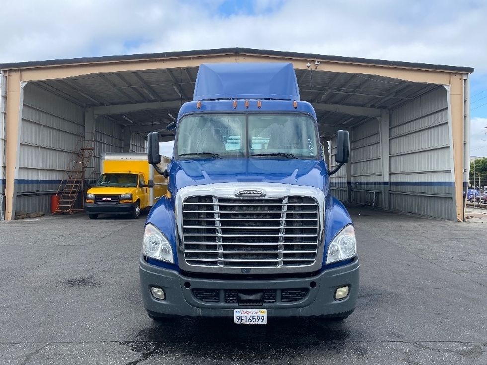 Day Cab Tractor-Heavy Duty Tractors-Freightliner-2017-Cascadia 12564ST-Torrance-CA-60,080\n\t\tmiles-$ 37,250 - Image 2