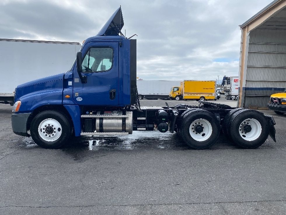 Day Cab Tractor-Heavy Duty Tractors-Freightliner-2017-Cascadia 12564ST-Torrance-CA-60,080\n\t\tmiles-$ 37,250 - Image 4