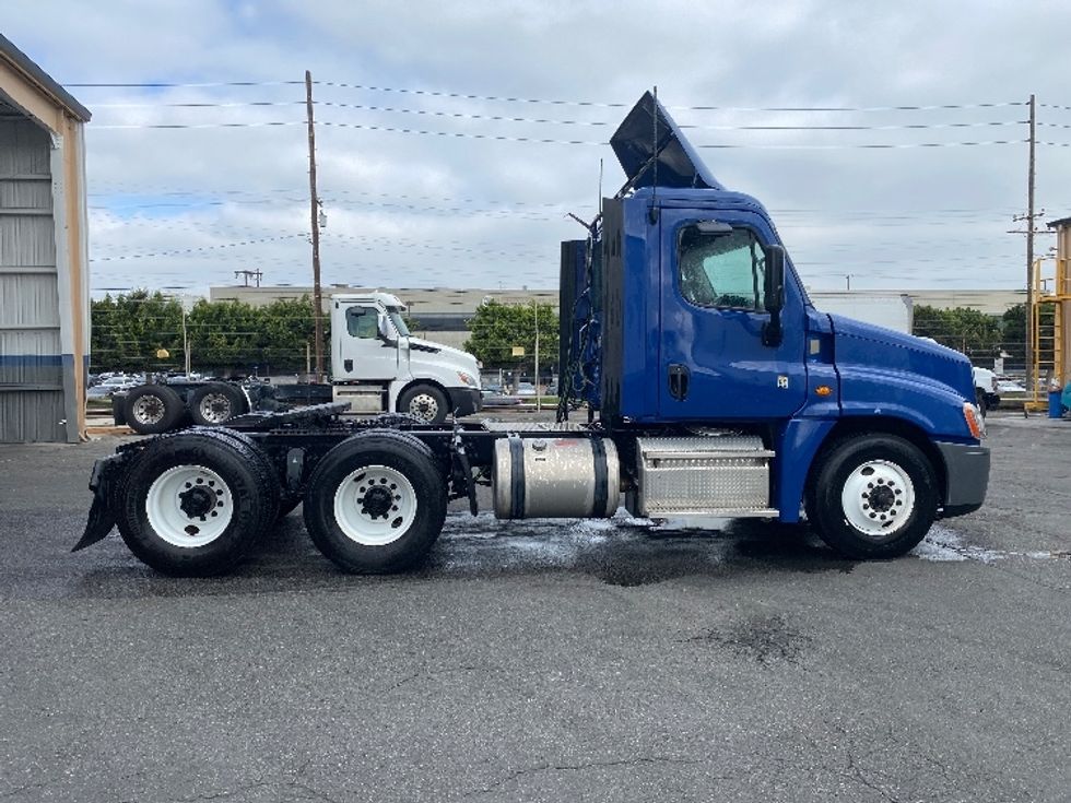 Day Cab Tractor-Heavy Duty Tractors-Freightliner-2017-Cascadia 12564ST-Torrance-CA-60,080\n\t\tmiles-$ 37,250 - Image 8
