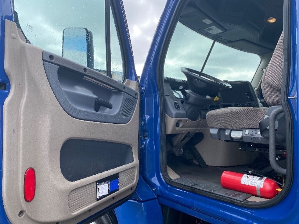 Day Cab Tractor-Heavy Duty Tractors-Freightliner-2017-Cascadia 12564ST-Torrance-CA-60,080\n\t\tmiles-$ 37,250 - Image 9