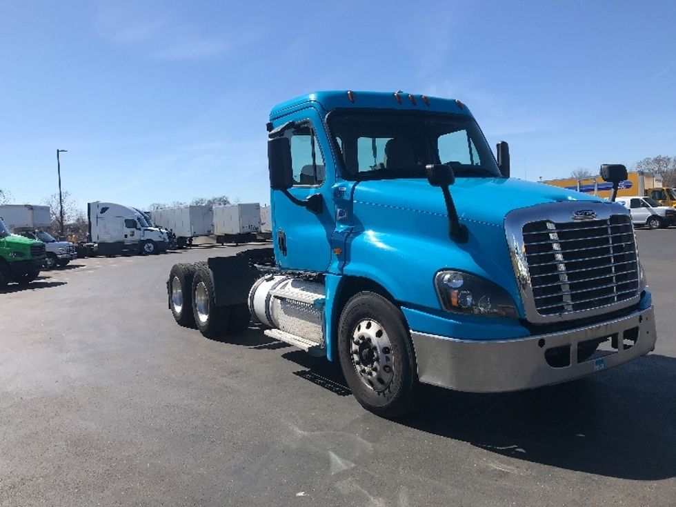 Day Cab Tractor-Heavy Duty Tractors-Freightliner-2017-Cascadia 12564ST-Westfield-MA-349,600\n\t\tmiles-$ 33,000 - Image 1