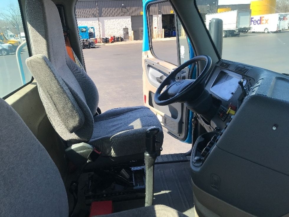 Day Cab Tractor-Heavy Duty Tractors-Freightliner-2017-Cascadia 12564ST-Westfield-MA-349,600\n\t\tmiles-$ 33,000 - Image 14